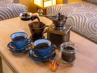 【客室】ドリップコーヒーご用意。コーヒーミルの貸し出しも御座います。お寛ぎのひと時にどうぞ