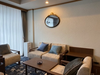 【客室/白雪姫】上品な白と青で統一されたお部屋。女子会やグループ旅行におすすめです。