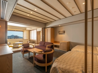 【和洋室】広々とした空間。お部屋の奥に6畳の畳スペースをご用意しております。