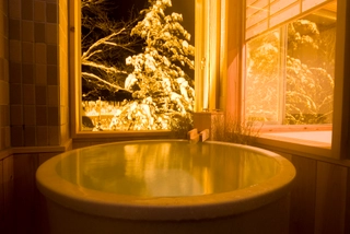 【開放式内風呂】例年、雪見風呂を楽しめるのは、１２月中旬頃からです。