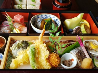 【特選弁当/夕食一例】お部屋で越後ならではの食材を盛り込んだお弁当をお召し上がり頂くプランです