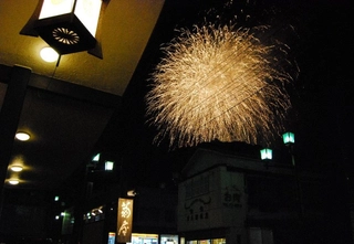 【修善寺温泉/弘法大師奉納花火大会】(毎年8/21開催) 当館玄関より花火が楽しめます