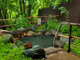 【貸切露天風呂(夏)】野趣溢れる貸切露天風呂。