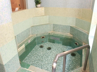 【貸切風呂】モザイクタイル風呂：湯酸素を使用したお風呂です。※温泉ではありません。