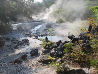 【西の河原公園】溶岩が転がり煙がもうもうと上がる、荒涼とした河原が散策いただけます。