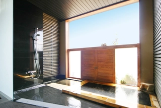 【貸切風呂】…「凛」落ち着きと気品イメージとし、シンプルモダンな印象