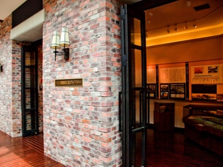 【1階/安田倉庫ギャラリー】かつて港町として栄えた函館の歴史を残し、伝えていきます。