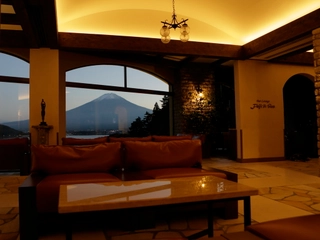 【館内】ロビーの大きな窓から雄大な富士の姿をご覧ください。