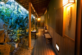 大浴場へ続く廊下。途中の湯上がり処にお飲み物をご用意しております♪