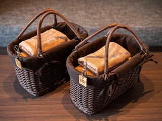 【客室設備】大浴場をご利用の際はこちらの湯かごをお持ちください。