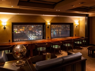 【12階/バー】カウンター席からは函館山を望む景色を眺めながら上質なお時間をお過ごしいただけます。