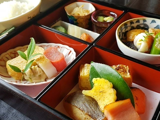 【特選弁当/朝食一例】お部屋で越後ならではの食材を盛り込んだお弁当をお召し上がり頂くプランです