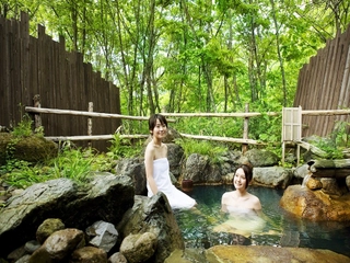 【貸切露天風呂（夏）】新緑の貸切露天風呂で森林浴を・・・