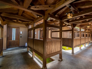 【館内】離れ客室へ続く廊下は、那須塩原の歴史と木の温もりを感じさせる造り