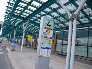 【周辺】函館空港⇒JR函館駅方面へのバス停は3番乗り場(函館空港連絡バス)