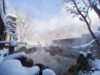 隣接する「匠の宿　深山桜庵」大浴場露天風呂　冬は雪と源泉かけ流しの温泉とのコントラストが最高