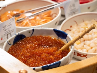 【朝食】お好みの海鮮をお好きなだけ盛り付けて海鮮丼をお愉しみ頂けます。