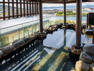 【大浴場/露天風呂】最上階の天然温泉では湯めぐりだけでなく、景色めぐりもお愉しみの一つ。