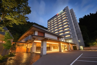 【外観】~(夜)。鳴子温泉一の高台に立地する客室から望む山々や温泉街の景色は壮観!