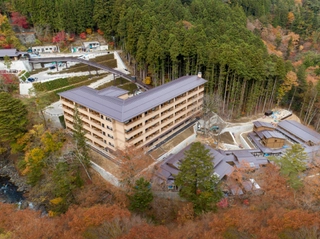 【外観】地形そのままに佇む、渓谷美を味わう湯宿