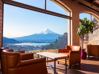 南仏プロヴァンス薫る館で、優美な富士と河口湖を望む大人な時間を….。