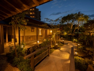 【外観】エントランスの庭園。夜は美しくライトアップされ、幻想的な空間に。