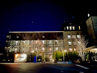 【外観】昼と異なる幻想的な雰囲気を楽しめます。