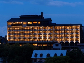 【外観】温泉街から少し離れた場所にLavistaが佇む