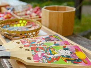 【敷地内】昔の遊びコーナー。羽子板、お手玉、けん玉など・・・懐かしいあそびが沢山。