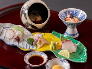 【夕食】一例:お造り ※季節により変更になる場合がございます。