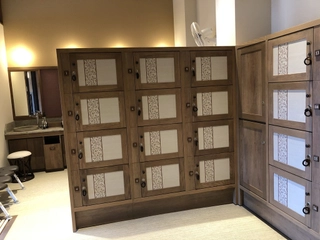 【眺望浴場/脱衣所】入浴の際は鍵付きのロッカーをご利用くださいませ。