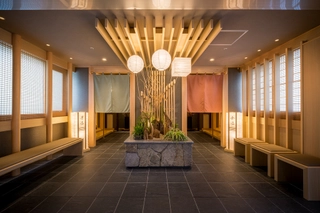 【大浴場】左が「殿方」、右が「奥方」。男女の入れ替えなしでゆっくり湯浴みを愉しんでいただけます。