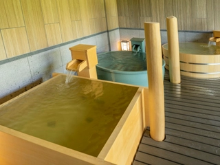 【大浴場/露天風呂】檜風呂2つ・陶器風呂の一人風呂。“自分だけ”の特別なお時間をお過ごしください。