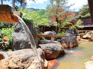 【杣人の湯】(きこりのゆ)　大露天風呂　四季折々の風景と、平湯温泉最大の露天風呂をお楽しみください