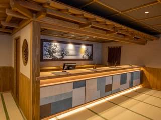 【帳場】カウンター ご滞在中、お困りごとがございましたらお気軽にお声がけください