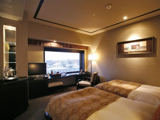 【スタンダードツイン/24㎡】大きな窓からは移り変わる函館の情景を見る事が出来ます。