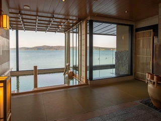 【大湯処】檜の香る内湯。