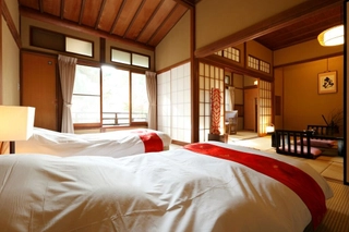 【本館和室54㎡】全室畳に和ベッドをご用意。2名様以上の場合はお布団を追加でご用意致します。(一例)