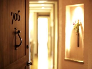 【ラビスタフォース】玄関扉は呼び鈴ではなく音を立ててお知らせします。