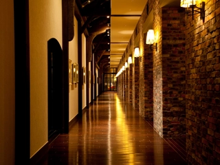 【1階/回廊】壁のレンガは昔の建物を生かし、当時のものを使用しております。大正浪漫の雰囲気溢れる場所です。
