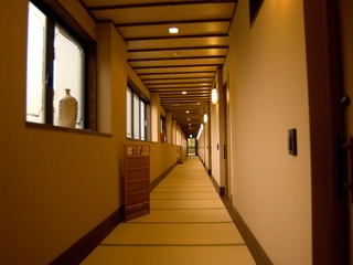 「旅籠　八幡野」2階客室廊下