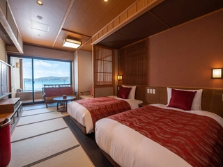 【特別室スイート一例】3室ある特別室のうち、最も広いスイートタイプ。テラスには天然温泉露天風呂と足湯を設えております。