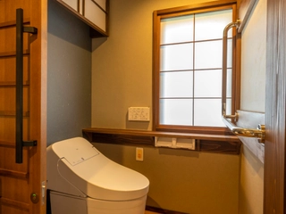 【ユニバーサル】お手洗いにも手すりがあり、洗面台や照明スイッチの高さを配慮した設えです。