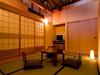 【露天風呂付客室：姫子松の抄】ぬくもりの和室。３名様からはこちらにお布団をご用意。