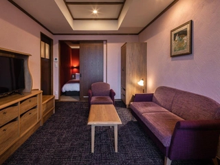 【客室/赤ずきん】お部屋は薄い赤色の壁紙で統一