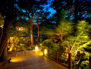 【テラス】昼間とは違う雰囲気を見せる夜のライトアップ、温泉旅館でロマンチックなお時間を