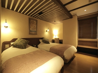 【フォース】こちらの客室もリビングに2台と個室に2台ベッドをご用意しております。個室側にもテレビがございます。