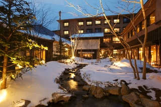 【施設】中庭 . Snowing day in the garden