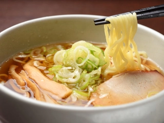 【地下1階/湯上り処 然-ぜん-】小腹を満たすだけでなく、心がほっと温まる「夜鳴きそば」