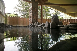 ■大浴場・もむにの湯■大雪山の岩肌のように、野趣あふれる岩風呂